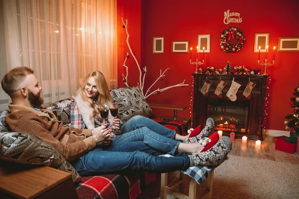 Hermosa pareja sentada en el sofá — Foto de Stock