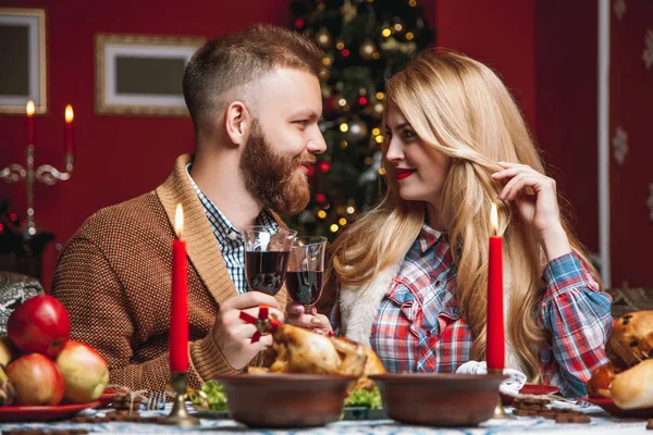 Pareja en un interior festivo decorado — Foto de Stock