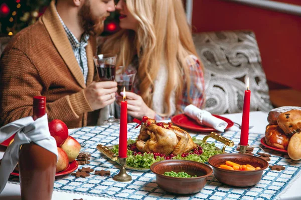 Pareja sosteniendo vaso de vino — Foto de Stock