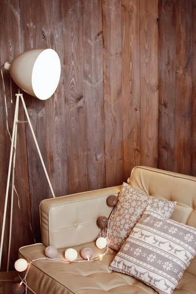 Belo interior acolhedor casa com sofá — Fotografia de Stock