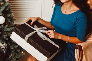Güzel genç kız bir hediye açar
