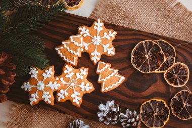 gingerbread kar taneleri ve Noel ağaçları