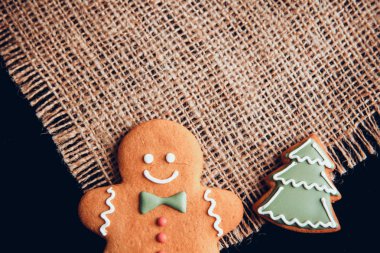 Zencefilli kurabiye adam ve Noel ağacı