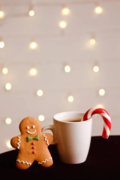 Gingerbread man standing at cup of coffee — Stock Photo, Image