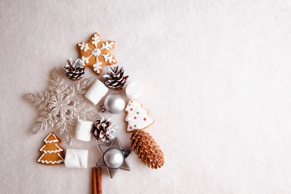 A cookie-kat és dekorációk karácsonyfa — Stock Fotó