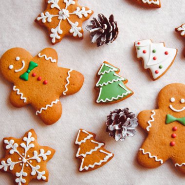 kagit üzerinde Noel kurabiyeleri