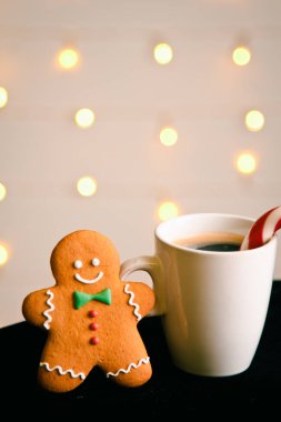 Zencefilli kurabiye adam fincan kahve ile