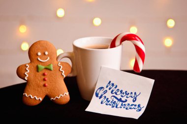 Zencefilli kurabiye adam fincan kahve ile