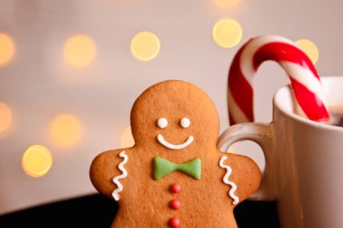 Zencefilli kurabiye adam fincan kahve ile