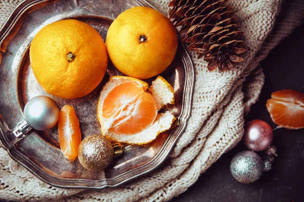 Рождественский фон с мандаринами — стоковое фото