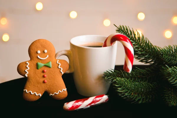 Zencefilli kurabiye adam fincan kahve ile