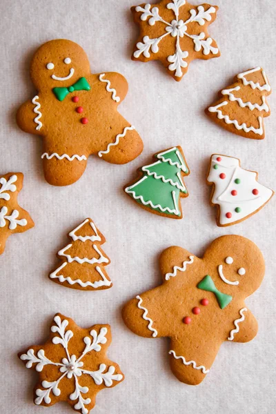 Weihnachtlicher Hintergrund mit Lebkuchenmännchen — Stockfoto