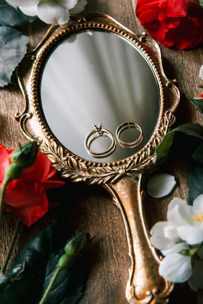 Hermosos anillos de boda — Foto de Stock