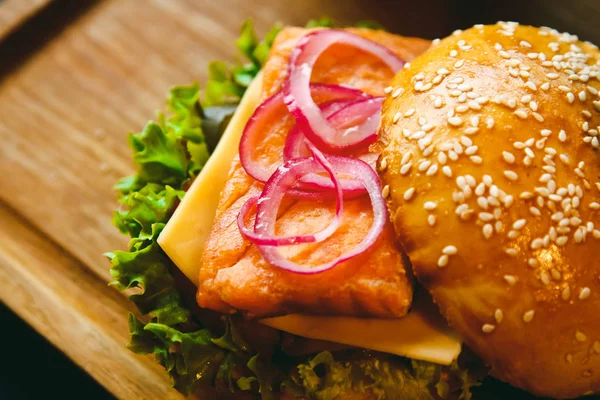 Fischburger mit Lachs — Stockfoto