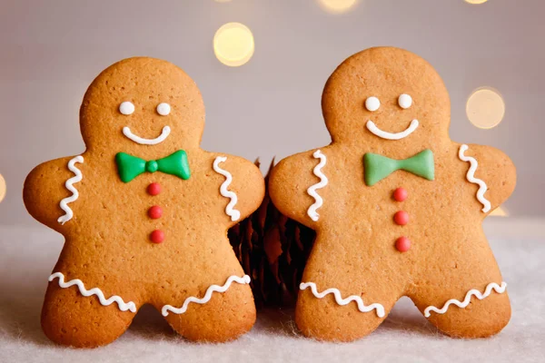 Dos hombres de jengibre con dulces — Foto de Stock