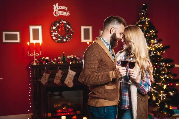 Szczęśliwa para w Boże Narodzenie — Zdjęcie stockowe