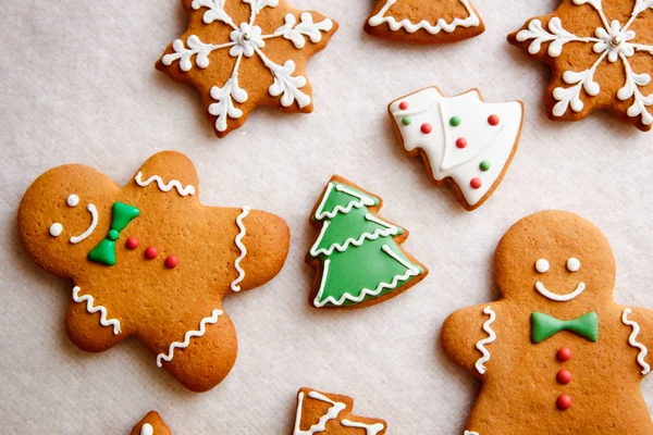 Weihnachtlicher Hintergrund mit Lebkuchenmännchen — Stockfoto