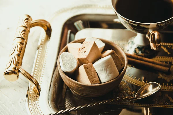 Bella caramella al cioccolato con ripieno su uno sfondo nero — Foto Stock