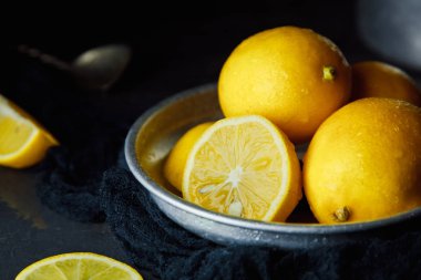 Güzel olgun limon siyah bir zemin üzerine plaka