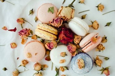 Sevgililer günü, anneler günü ve macaroons ile 8 Mart için güzel ve şirin arka plan