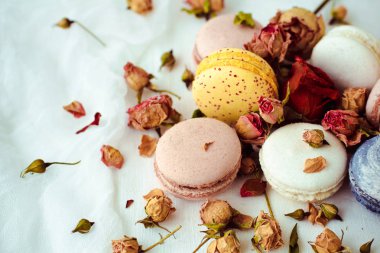Sevgililer günü, anneler günü ve macaroons ile 8 Mart için güzel ve şirin arka plan