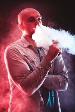 Erkekler Güneş gözlükleri vaping sakallı ve Buhar bulutu serbest bırakır. Erkekler Güneş gözlükleri vaping sakallı ve Buhar bulutu serbest bırakır.