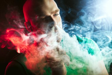 Erkekler Güneş gözlükleri vaping sakallı ve Buhar bulutu serbest bırakır. Erkekler Güneş gözlükleri vaping sakallı ve Buhar bulutu serbest bırakır.