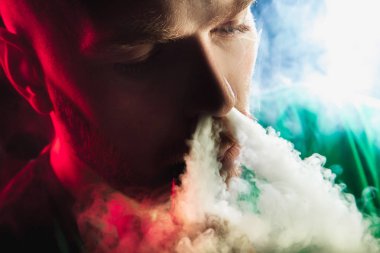 Erkekler Güneş gözlükleri vaping sakallı ve Buhar bulutu serbest bırakır. Erkekler Güneş gözlükleri vaping sakallı ve Buhar bulutu serbest bırakır.