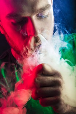 Erkekler Güneş gözlükleri vaping sakallı ve Buhar bulutu serbest bırakır. Erkekler Güneş gözlükleri vaping sakallı ve Buhar bulutu serbest bırakır.