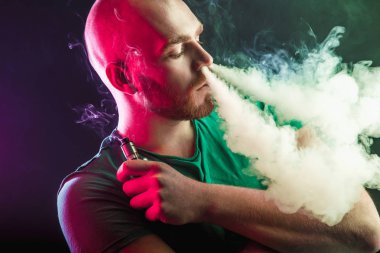 Erkekler Güneş gözlükleri vaping sakallı ve Buhar bulutu serbest bırakır. Erkekler Güneş gözlükleri vaping sakallı ve Buhar bulutu serbest bırakır.