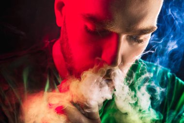 Erkekler Güneş gözlükleri vaping sakallı ve Buhar bulutu serbest bırakır. Erkekler Güneş gözlükleri vaping sakallı ve Buhar bulutu serbest bırakır.