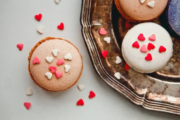 Sevgililer günü, anneler günü ve macaroons ile 8 Mart için güzel ve şirin arka plan — Stok fotoğraf