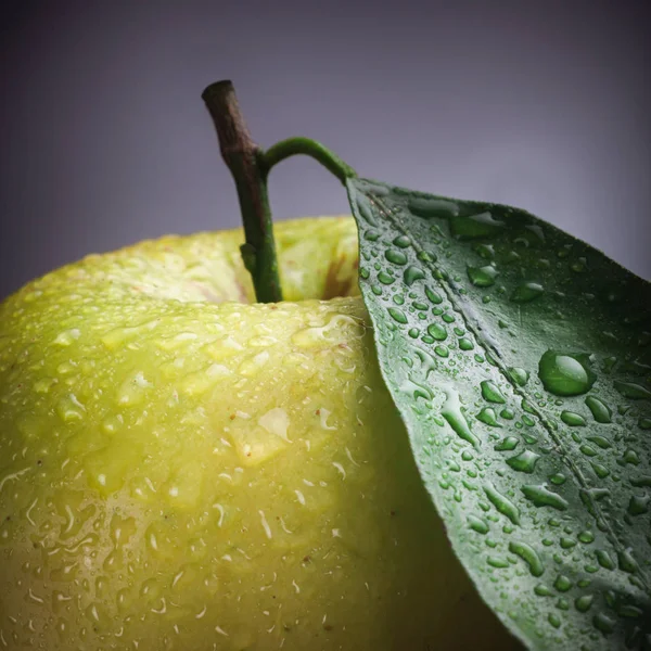 Büyük güzel yeşil elma bir yaprak ve su damlaları — Stok fotoğraf