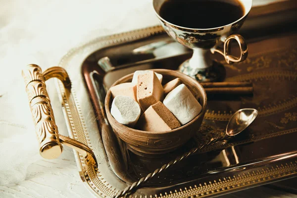 Tassen heißen Kaffee mit Marshmallows und Zimtstangen auf dem Tablett — Stockfoto