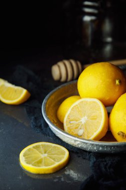 Güzel olgun limon siyah bir zemin üzerine plaka