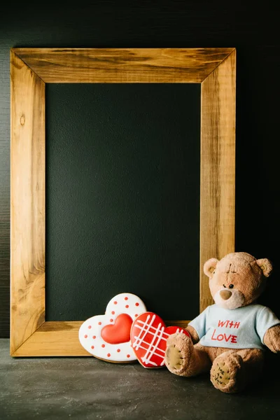 Beautiful background for Valentine's day with gingerbread hearts — Stock Photo, Image