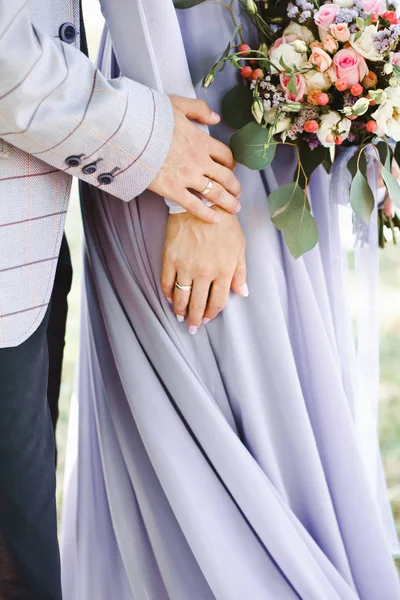 De bruid en bruidegom hand in hand tijdens de huwelijksceremonie — Stockfoto