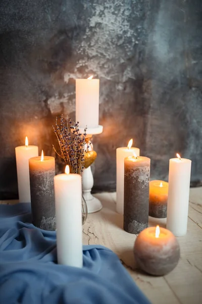 Interno romantico per San Valentino con candele accese in camera . — Foto Stock