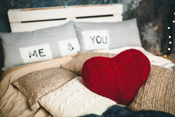 Estilo de loft interior romântico para o dia dos namorados com cama, travesseiros e coração — Fotografia de Stock