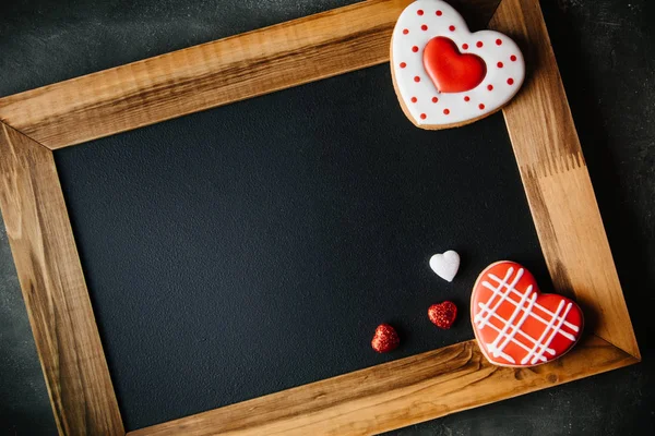 Beautiful background for Valentine's day with gingerbread hearts — Stock Photo, Image