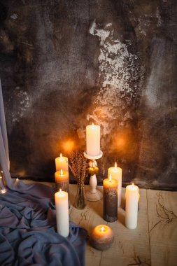 Romantik iç odasında yanan mum ışıkları ile Sevgililer günü için.
