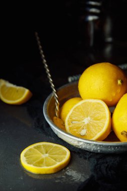 Güzel olgun limon siyah bir zemin üzerine plaka