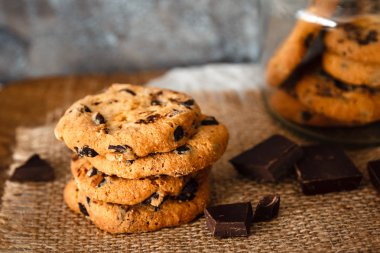 çuval bezi arka plan üzerinde güzel yuvarlak çikolata kurabiye