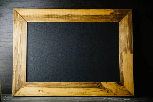 Modèle de cadre en bois sur fond noir . — Photo