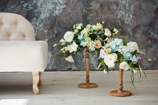 Sofá blanco de lujo en la sala de estar con ramo de flores en jarrón en casa — Foto de Stock