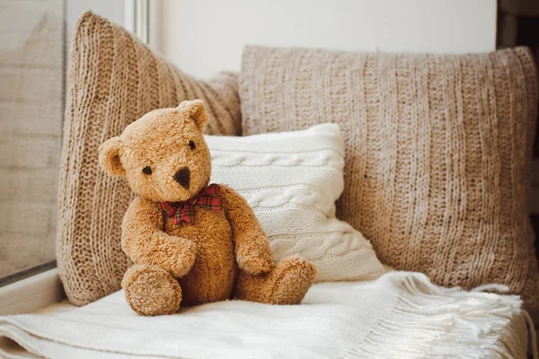 Un hermoso oso de juguete suave se sienta en la cama — Foto de Stock