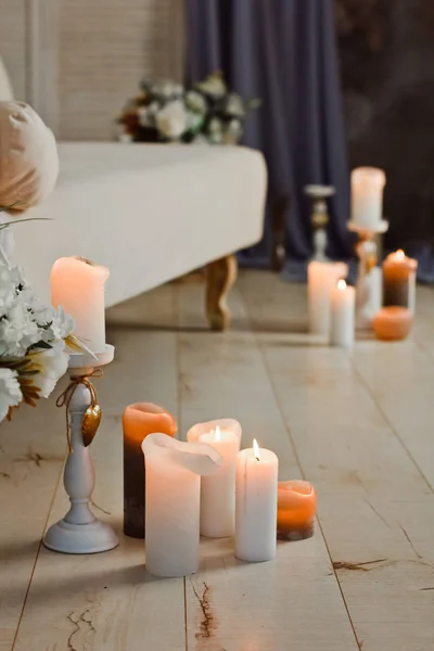 Interno romantico per San Valentino con candele accese in camera . — Foto Stock