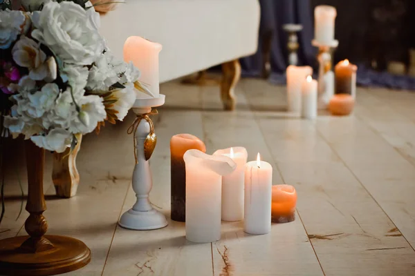 Interno romantico per San Valentino con candele accese in camera . — Foto Stock