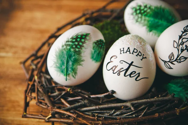 Красивый пасхальный фон с яйцами в гнезде и желает счастливой Пасхи — стоковое фото