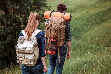Bir kaç yürüyüşçü Hiking 